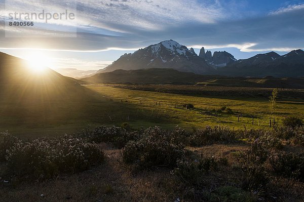 Wolke  spät  zerbrechen brechen  bricht  brechend  zerbrechend  zerbricht  Sonnenstrahl  Chile  Patagonien  Südamerika