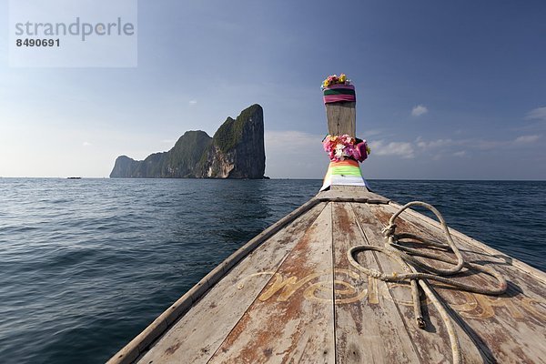 liegend liegen liegt liegendes liegender liegende daliegen Boot lang langes langer lange Insel Südostasien Krabi Asien Thailand