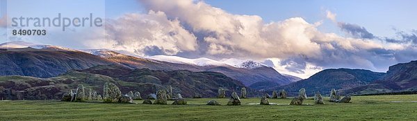 entfernt  Kolkrabe  Corvus corax  Europa  Berg  Stein  Großbritannien  Kreis  Herbst  Cumbria  England  rechts  Schnee