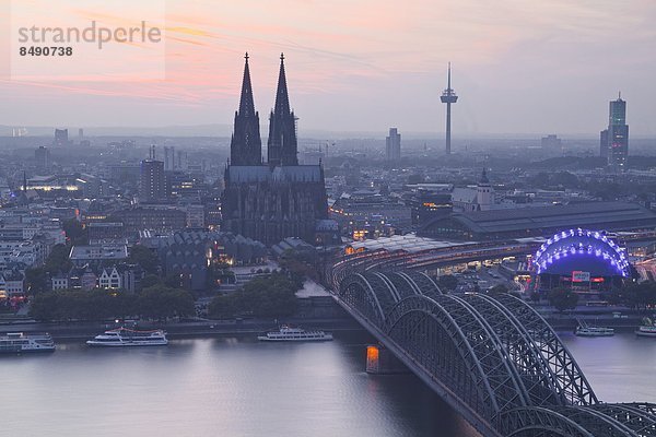 Europa  Großstadt  Fluss  Köln  Abenddämmerung  Deutschland  Nordrhein-Westfalen