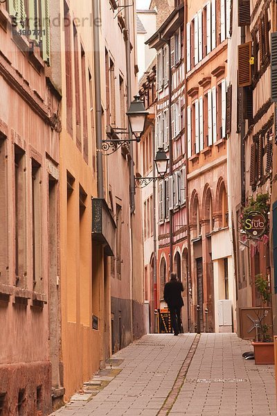 Frankreich Europa Mann gehen UNESCO-Welterbe Elsass Bas-Rhin Straßburg