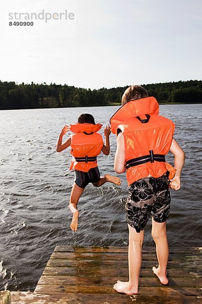 Wasser  Junge - Person  springen  Steg