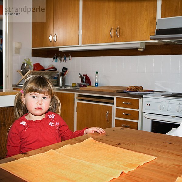 sitzend  Küche  Mädchen  Tisch