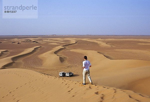 Mann  gehen  Wüste  Sand  Sahara  jung  Düne  Marokko