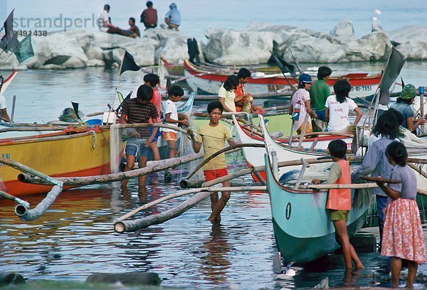 Fisch  Pisces  Manila  Hauptstadt  fangen  bringen  Boot  Fischer  Philippinen  Markt