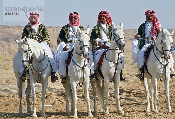 Mann  fahren  Wüste  Arabien  Beduine