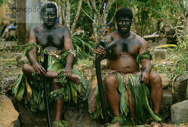 Tradition  Rock  Krieger  bemalen  Kleidung  Gras  Wachmann  Fiji  Pazifischer Ozean  Pazifik  Stiller Ozean  Großer Ozean