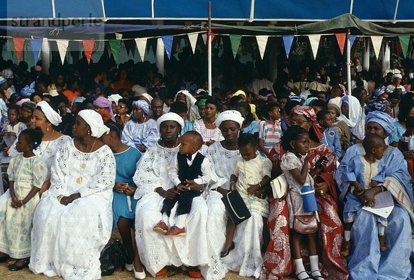 Westafrika  sitzend  Tag  sehen  Kleidung  Unabhängigkeit  Parade