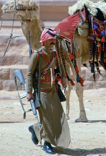 tragen  Soldat  Kamel  Petra  Gewehr