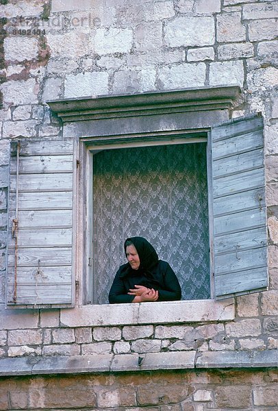 Frau  sehen  Fenster  Erde  UNESCO-Welterbe  Erbe  Kotor  Montenegro