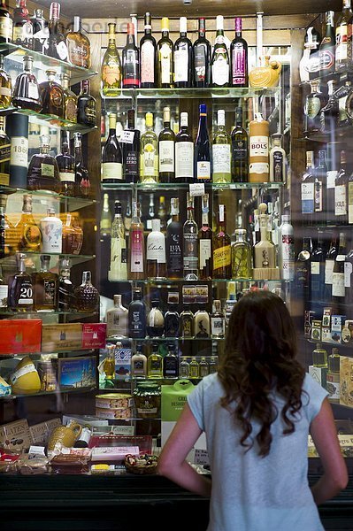 Alkohol Laden Souvenir jung Mädchen Galicien Spanien