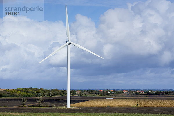 Windturbine Windrad Windräder hoch oben nahe Frankreich Landschaft Tal Fernverkehrsstraße Lastkraftwagen groß großes großer große großen Loire