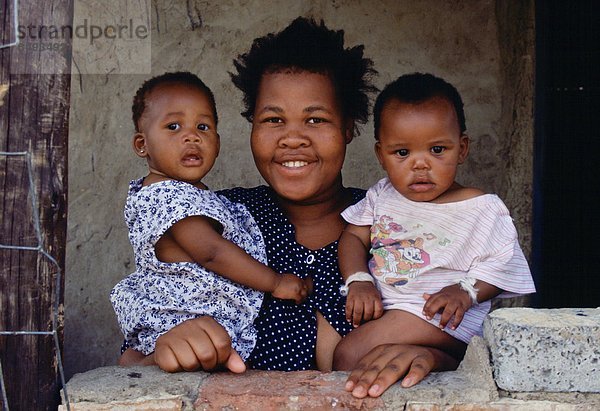 Südliches Afrika  Südafrika  halten  lächeln  2  Mutter - Mensch  Soweto