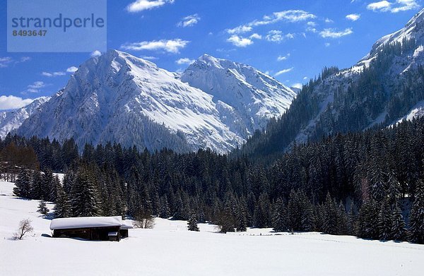 zwischen  inmitten  mitten  hoch  oben  Berg  bedecken  Fernverkehrsstraße  Alpen  Wiese  Scheune  Messgerät  unterhalb  rechts  Schnee  schweizerisch