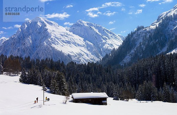 zwischen  inmitten  mitten  hoch  oben  Berg  bedecken  Fernverkehrsstraße  Alpen  Wiese  Scheune  Messgerät  unterhalb  rechts  Schnee  schweizerisch