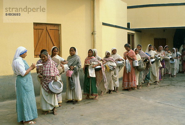 Frau  tragen  Lebensmittel  Morgen  früh  Aufgabe  Reihe  Mutter - Mensch  Kalkutta  Indien