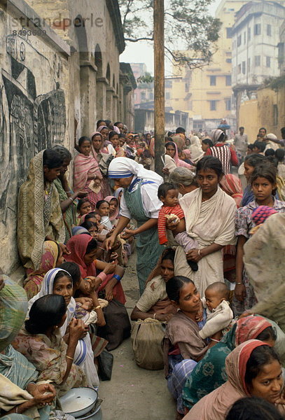 Armut  arm  arme  armes  armer  Bedürftigkeit  bedürftig  anstehen  Schlange  Frau  Lebensmittel  Aufgabe  Mutter - Mensch  Kalkutta  Indien