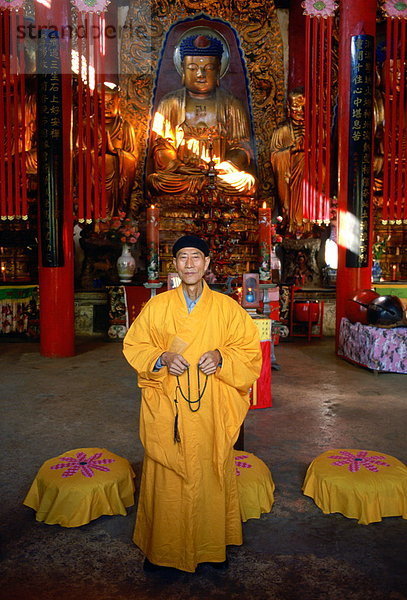 Farbaufnahme  Farbe  Nachthemd  Gebet  frontal  Statue  fünfstöckig  Buddhismus  Safran  China  Buddha  Mönch