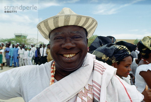 Mann  Freundschaft  lächeln  warten  Flughafen  Nigeria