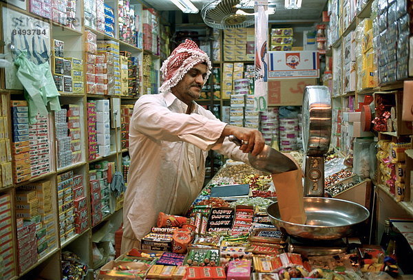 niedlich  süß  lieb  Lebensmittelladen  Großstadt  Gewicht  Laden  Kunde  Süßigkeit  Einzelhandelsberuf  Kuwait