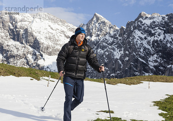 Junger Mann im Hochgebirge