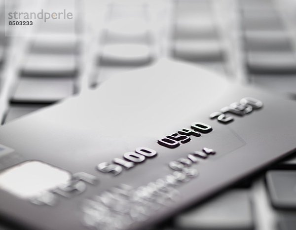 Kreditkarte am Laptop zur Veranschaulichung von Internet-Shopping und Internet-Betrug