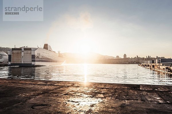 Schiff im Hafen  Genua  Sardinien  Italien