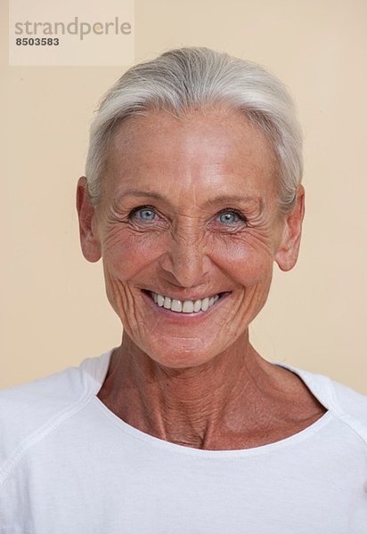 Studio-Porträt der Seniorin lächelnd