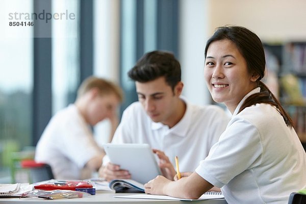 Teenager  die in der Schulklasse arbeiten