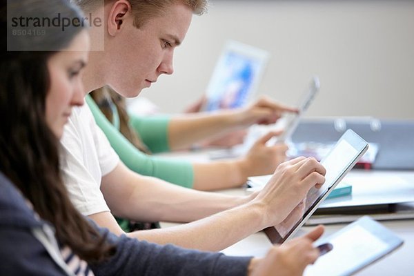 Teenager mit digitalen Tabletten im Klassenzimmer