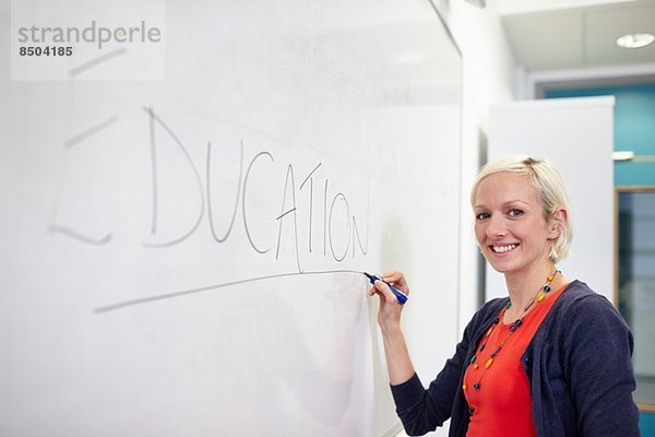 Portrait der weiblichen Schrift auf weißer Tafel