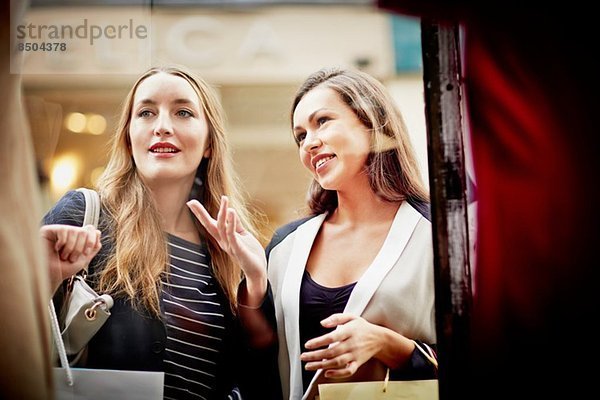 Junge Frauen Schaufensterbummel