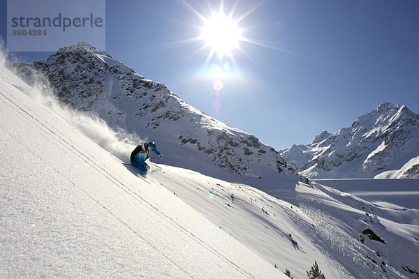 Weibliche Skifahrerinnen abseits der Piste  Kuhtai  Österreich