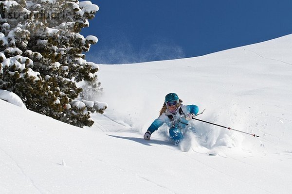 Frauen beim Skifahren abseits der Piste in Kuhtai  Österreich