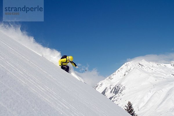 Mann beim Skifahren in Kuhtai  Österreich