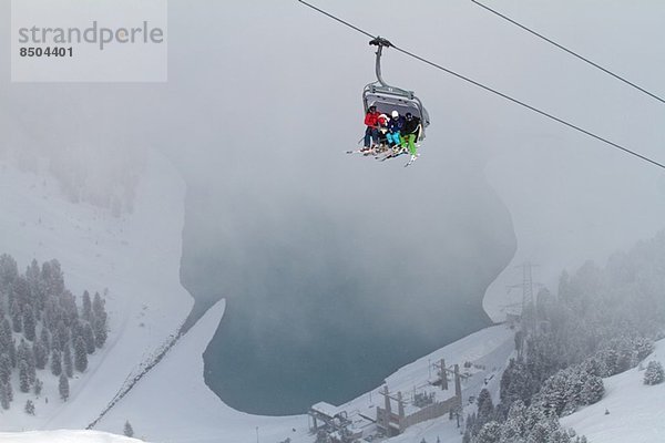 Drei Personen im Skilift in Kuhtai  Österreich