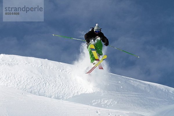 Mittlerer Erwachsener Mann Skispringen in Kuhtai  Tirol  Österreich