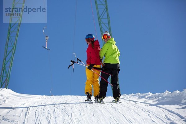 Skifahrer am Schlepplift in Kuhtai  Tirol  Österreich