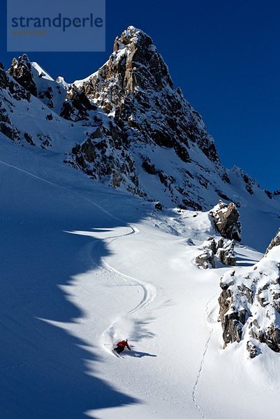 Mann beim Skifahren in Davos  Schweiz