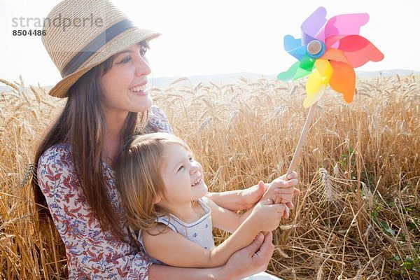 Mutter und Tochter im Weizenfeld mit Windmühle
