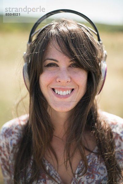 Porträt einer erwachsenen Frau mit Kopfhörer