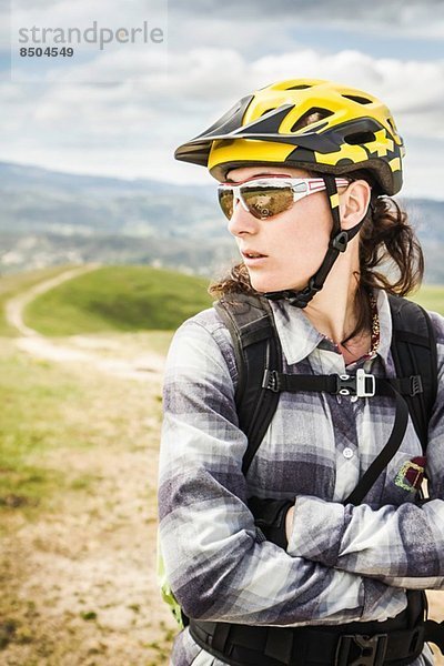 Radfahrer in voller Montur  Monterey County Park  Kalifornien  Vereinigte Staaten von Amerika