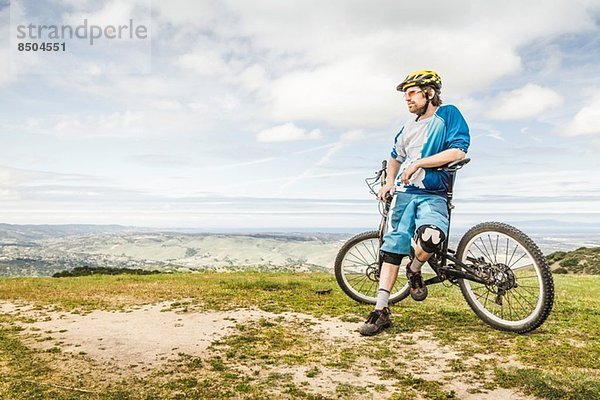 Radfahrer mit Fahrrad  Monterey County Park  Kalifornien  Vereinigte Staaten von Amerika