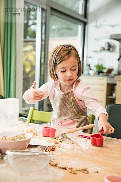 Mädchen backen in der Küche