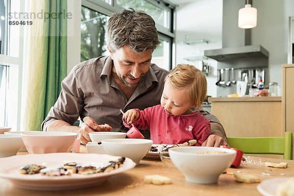 Vater und Tochter backen in der Küche