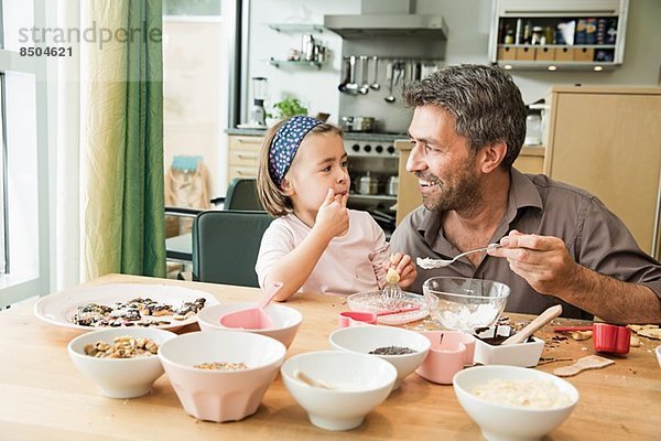 Vater und Tochter backen in der Küche