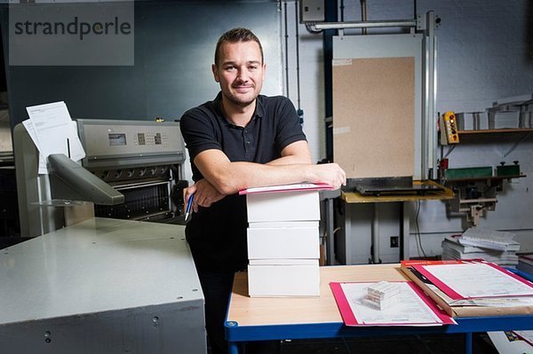 Portrait des Arbeiters in der Papierdruckerei