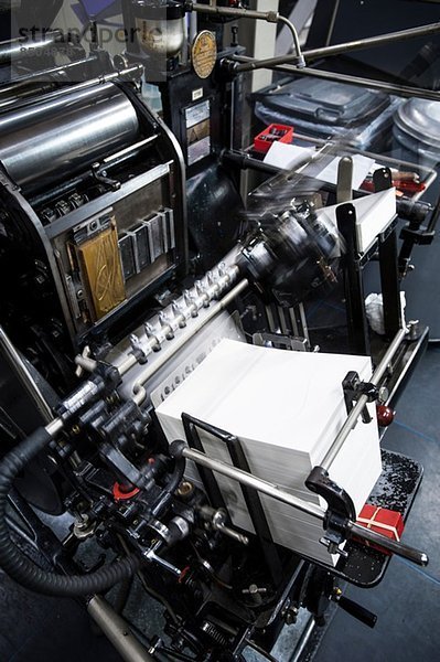 Papierdruckmaschine bei der Arbeit in der Druckwerkstatt