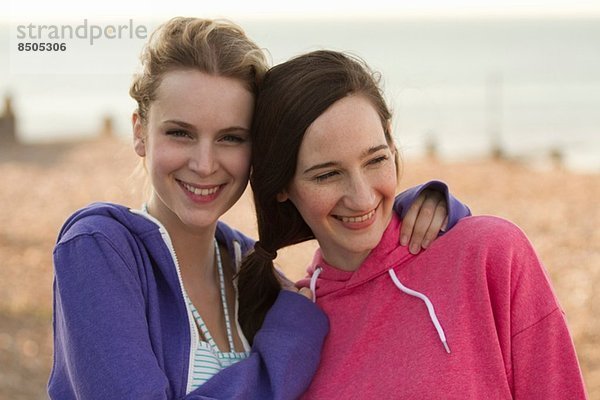 Zwei junge Freundinnen am Strand von Whitstable  Kent  UK