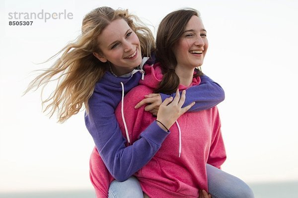 Zwei junge Freundinnen am Strand  Whitstable  Kent  UK